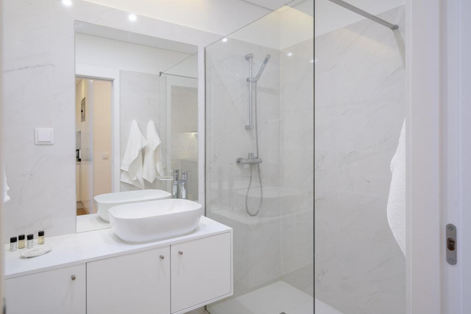 Guestready - Modern 2-Bedroom Apt In Cedofeita Porto Bagian luar foto