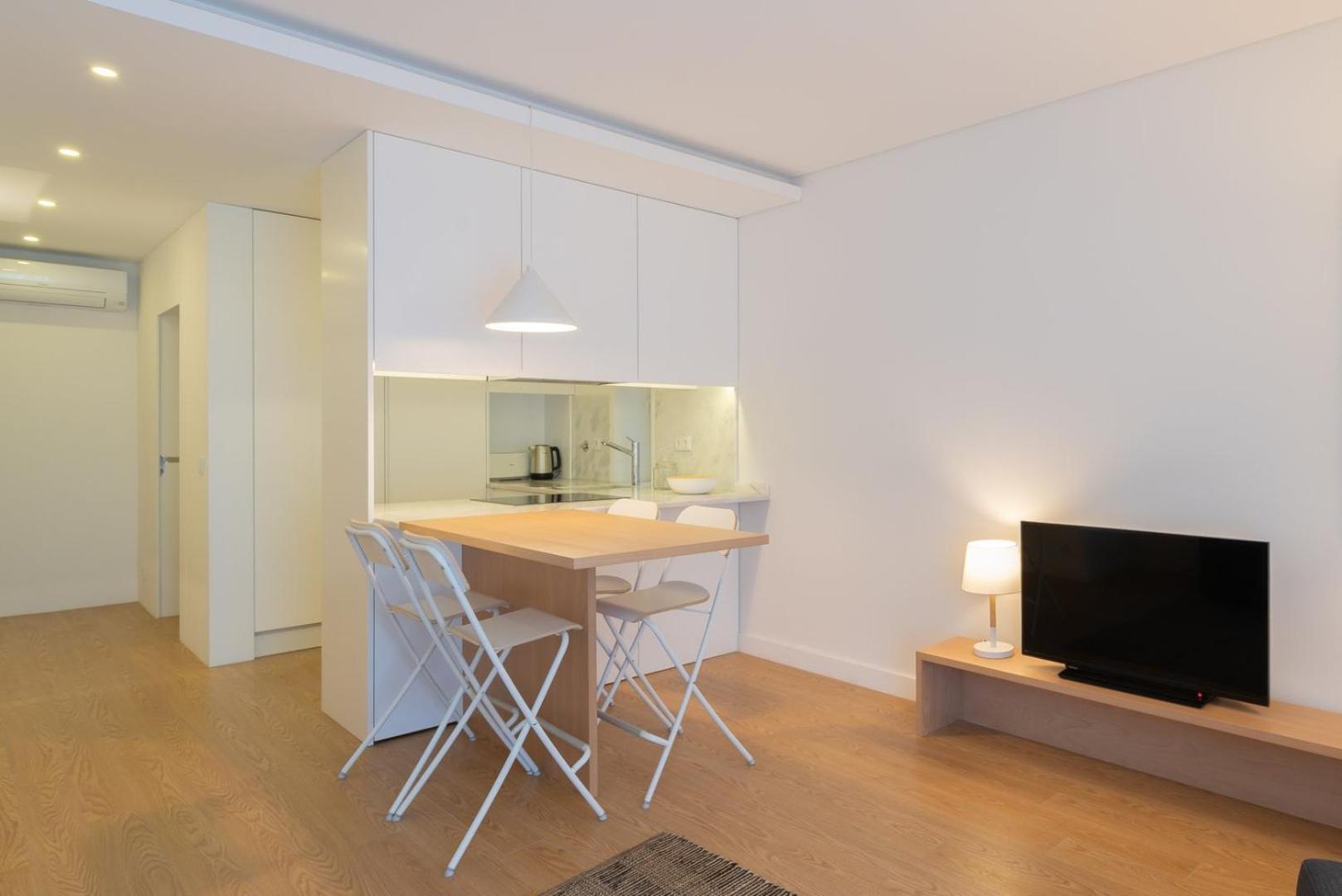 Guestready - Modern 2-Bedroom Apt In Cedofeita Porto Bagian luar foto
