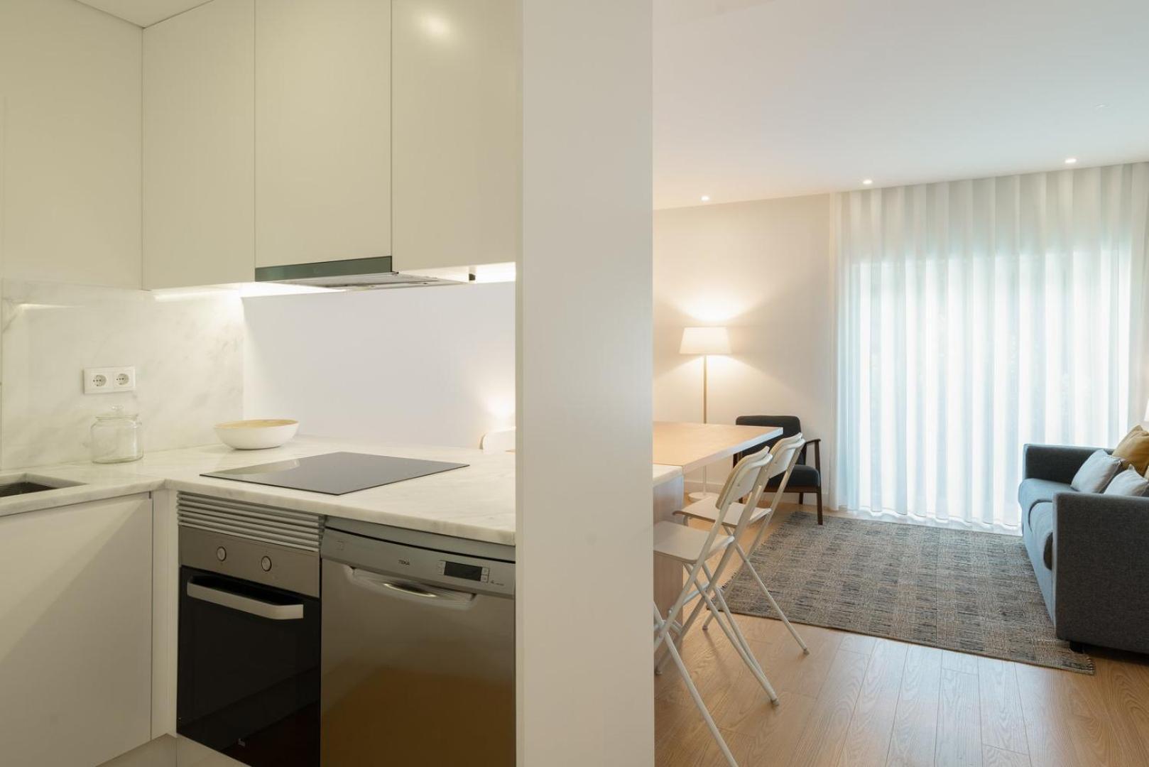 Guestready - Modern 2-Bedroom Apt In Cedofeita Porto Bagian luar foto